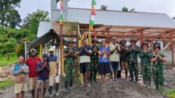 Satgas Pamtas Yonif 410/Alugoro Gotong Royong Membangun Gereja Bersama Masyarakat Perbatasan RI-PNG