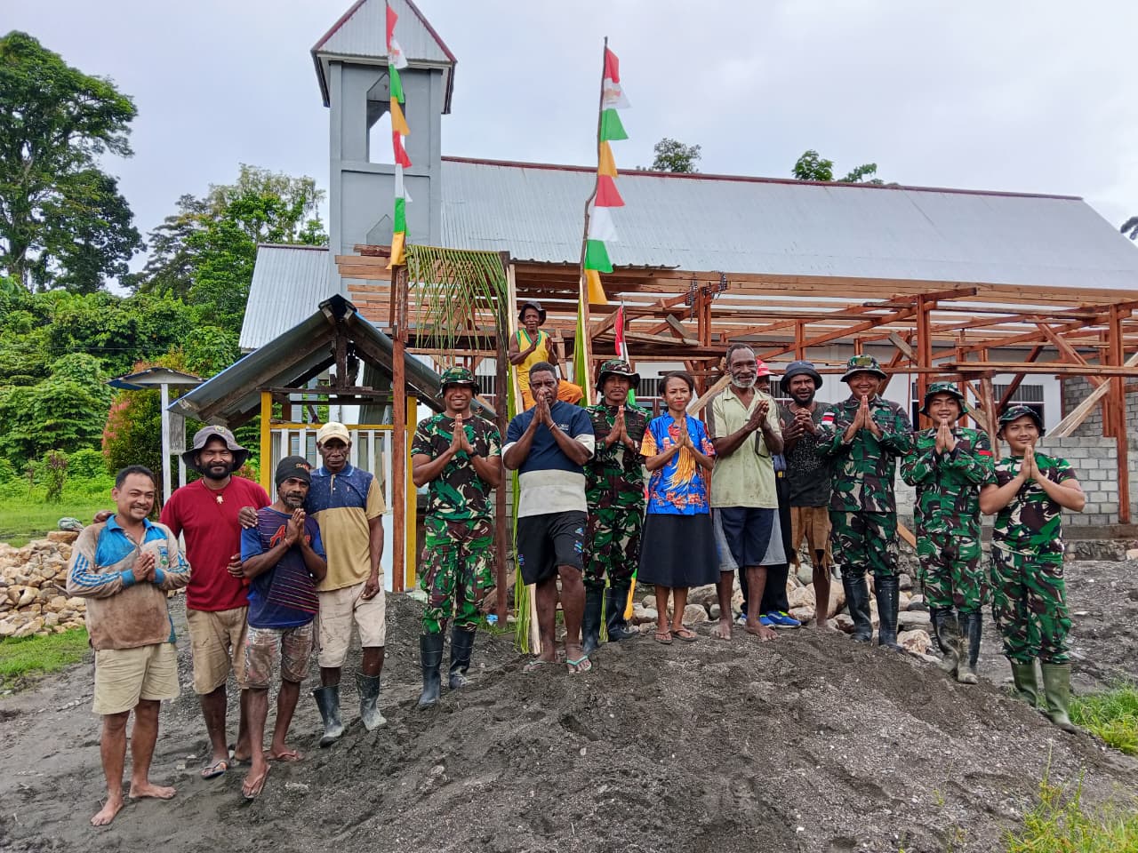 Satgas Pamtas Yonif 410/Alugoro Gotong Royong Membangun Gereja Bersama Masyarakat Perbatasan RI-PNG