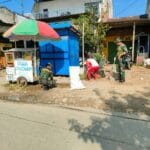 Sambut HUT TNI Ke-80, TNI Bancar Tuban Bersih Desa Bersama Warga