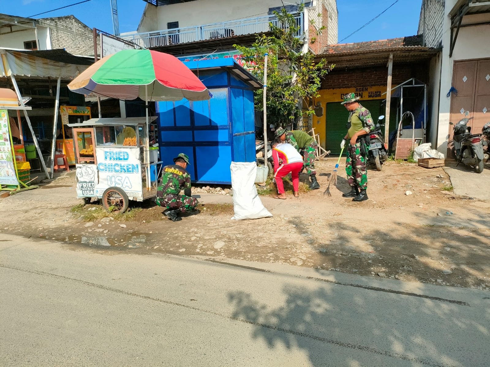 Sambut HUT TNI Ke-80, TNI Bancar Tuban Bersih Desa Bersama Warga
