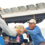 KN Tanjung Datu-301 Bagikan Sembako dan Edukasi Nelayan Banten