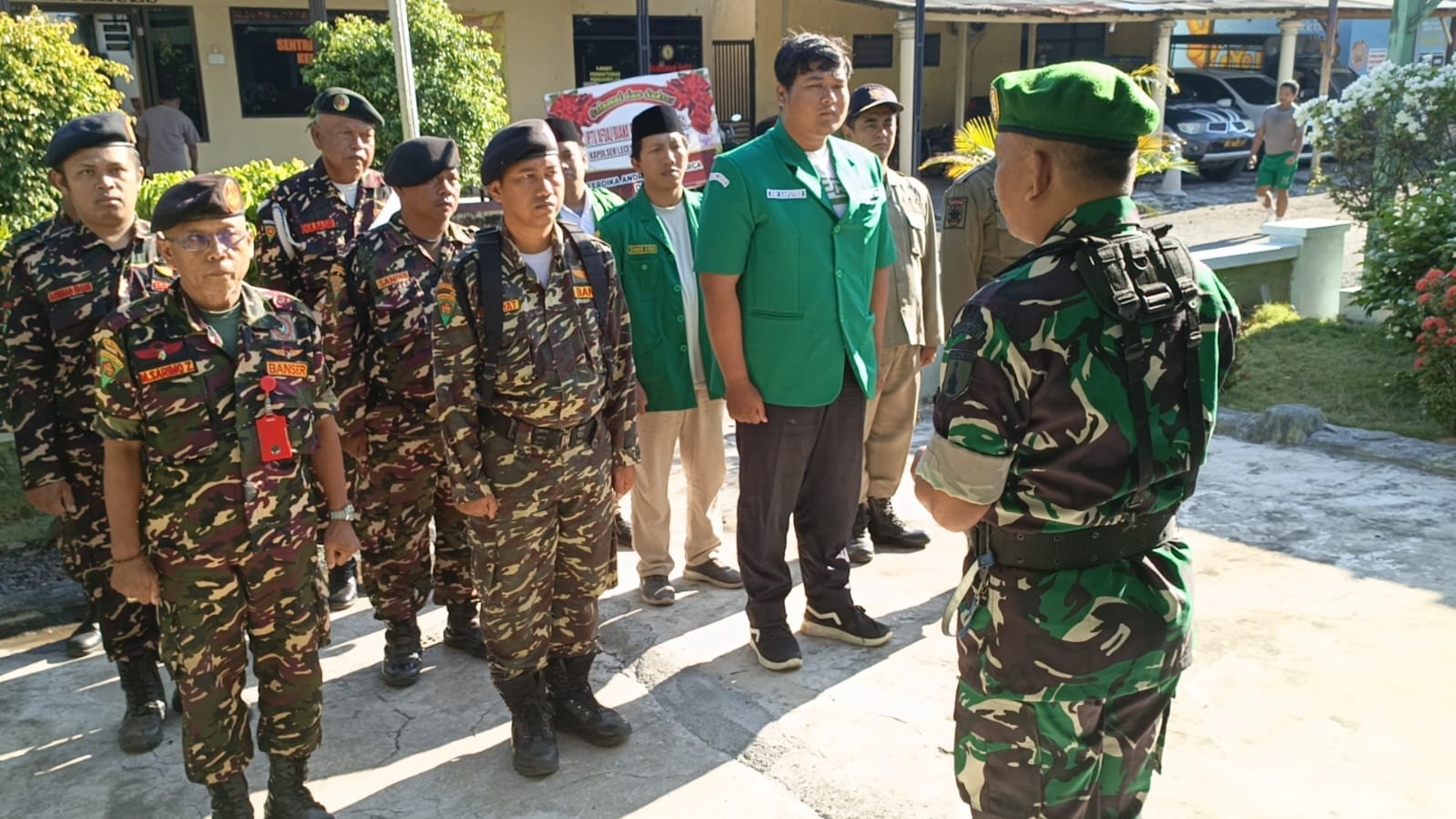 Sinergi TNI, Banser, dan Ansor Gelar Aksi Lapangan Perkuat Kamtibmas di Leces Sinergi TNI, Banser, dan Ansor Gelar Aksi Lapangan Perkuat Kamtibmas di Leces