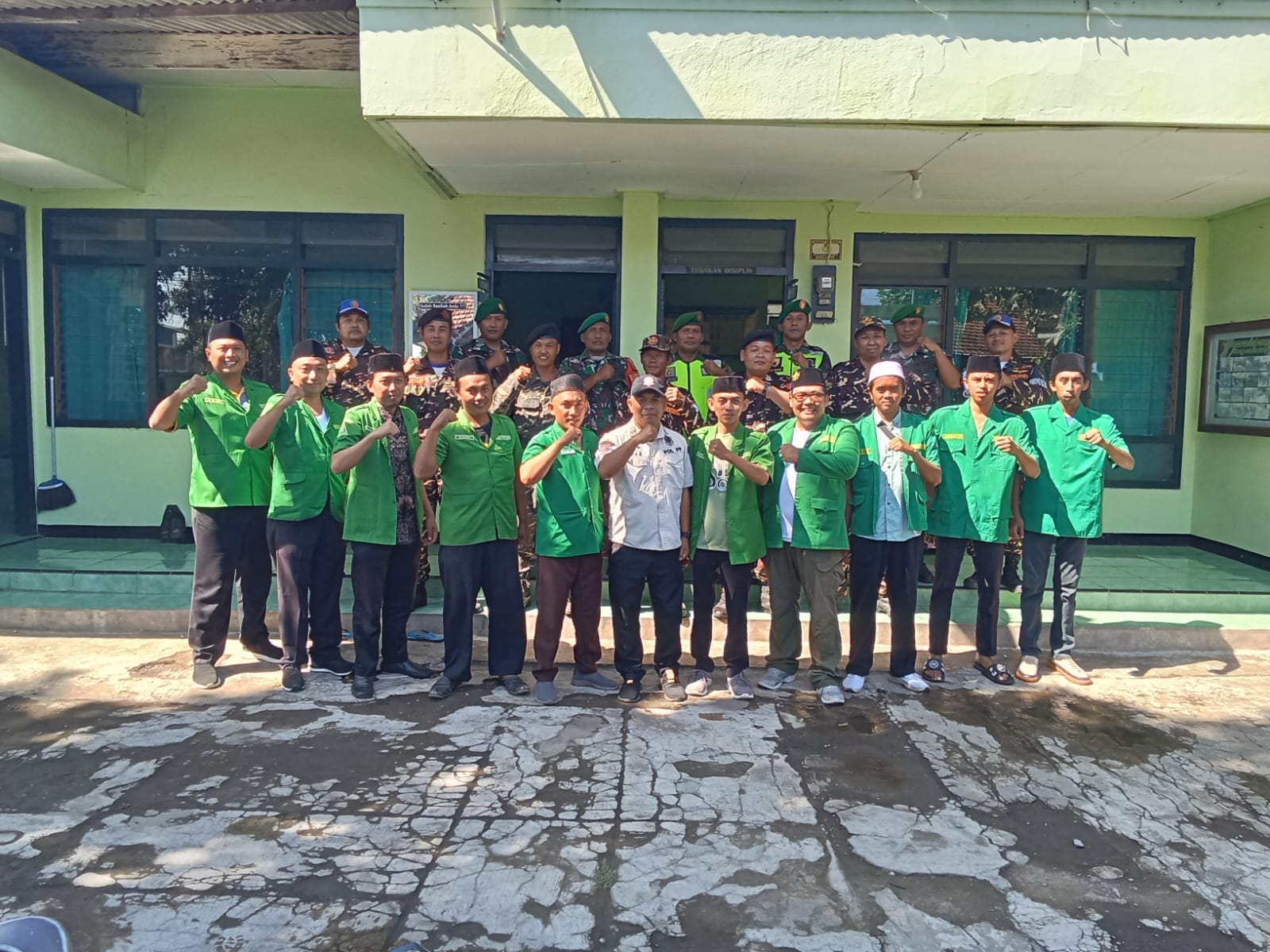 Perkuat Stabilitas Wilayah, Kodim 0820/Probolinggo Laksanakan Siskamling Bersama Aparat dan Masyarakat