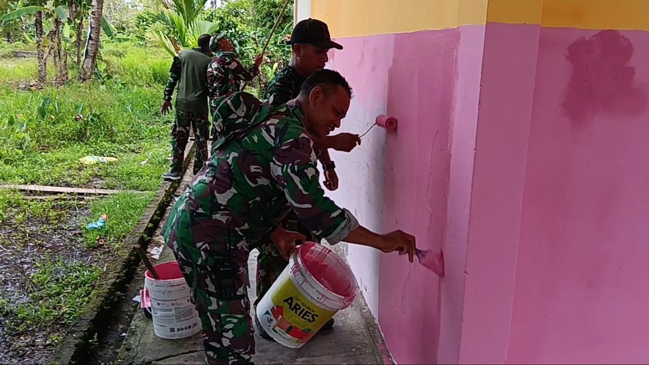 Sambut HUT Ke-80 TNI, Kodim 1710/Mimika Gelar Karya Bakti Perbaikan Sekolah