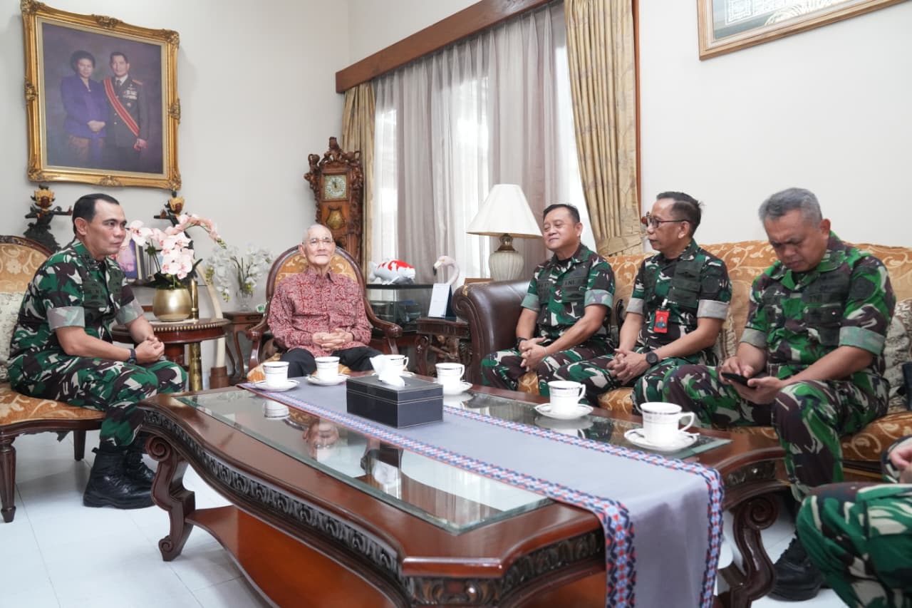 Anjangsana TNI ke Jenderal TNI (Purn) Try Sutrisno: Kita Tidak Boleh Melupakan Persatuan