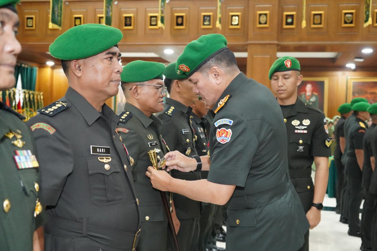 Serah Terima Jabatan dan Tradisi Warga Baru Akademi Militer