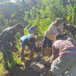 Jelang TMMD, Babinsa Koramil 1505-04/Oba Bersama Warga Hager Angkut Material Batu Jelang TMMD, Babinsa Koramil 1505-04/Oba Bersama Warga Hager Angkut Material Batu