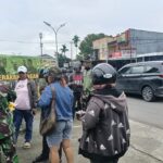 Jaga Kestabilan Harga Beras, Para Babinsa Dari Kodim 1710/Mimika Bekerja Sama Dengan Perum Bulog Terus Menjual Beras SPHP Untuk Warga Mimika