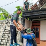 Babinsa Koramil 0813-01/Bojonegoro bantu Perbaiki Atap Rumah Warga Babinsa Koramil 0813-01/Bojonegoro bantu Perbaiki Atap Rumah Warga