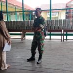 Babinsa Kota Bangun Lakukan Pendampingan Pendistribusian MBG Ke Sekolah Babinsa Kota Bangun Lakukan Pendampingan Pendistribusian MBG Ke Sekolah