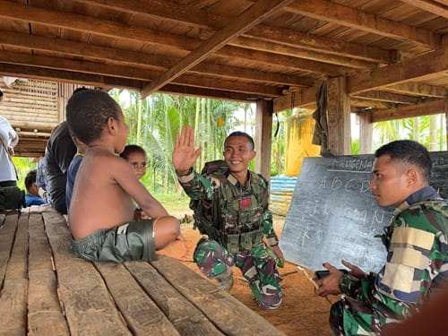 TNI Dorong Akses Pendidikan Dasar di Papua, Gelar Pengajaran Calistung di Wametkapa