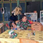 Jalin Kedekatan Dengan Warganya, Babinsa Lakukan Komsos Di Warung Kopi Jalin Kedekatan Dengan Warganya, Babinsa Lakukan Komsos Di Warung Kopi
