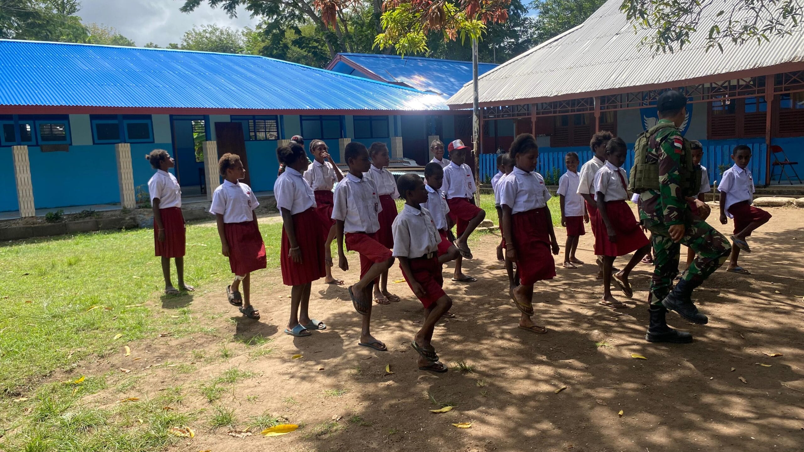 Gadik Perbatasan: TNI Menyalakan Pelita Ilmu untuk Penerus Bangsa dan Wujudkan Generasi Cerdas di Perbatasan