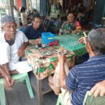 Warkop Jadi Tempat Berkumpul Warga, Babinsa Lakukan Komsos Jaga Kamtibmas Lewat Siskamling Warkop Jadi Tempat Berkumpul Warga, Babinsa Lakukan Komsos Jaga Kamtibmas Lewat Siskamling