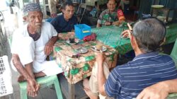 Warkop Jadi Tempat Berkumpul Warga, Babinsa Lakukan Komsos Jaga Kamtibmas Lewat Siskamling