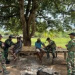 Menebar Sehat, Merajut Kepedulian: Satgas TNI Pos Tomerau Hadir untuk Warga Kampung Tomerau