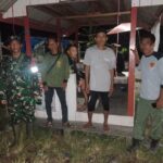 Jaga Keamanan Lingkungan, Babinsa Koramil Kembang Janggut Ajak Warga Ronda Malam Jaga Keamanan Lingkungan, Babinsa Koramil Kembang Janggut Ajak Warga Ronda Malam