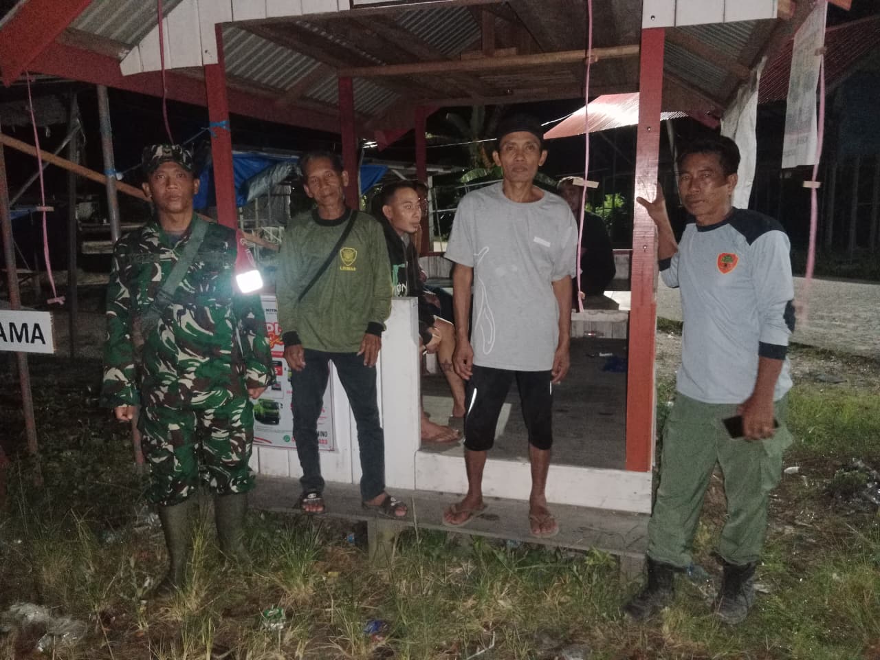 Jaga Keamanan Lingkungan, Babinsa Koramil Kembang Janggut Ajak Warga Ronda Malam