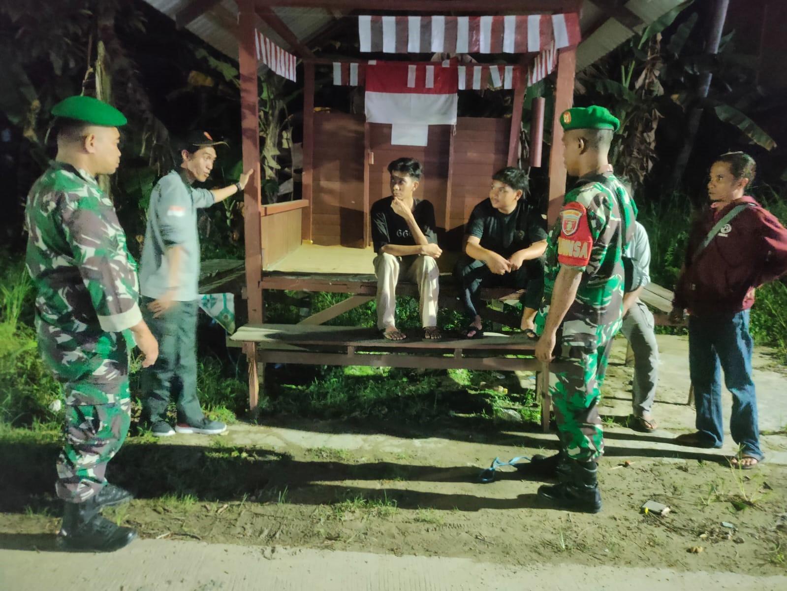 Melalui Patroli Siskamling, Babinsa Loa Kulu Bersama Warga Ciptakan Kamtibmas