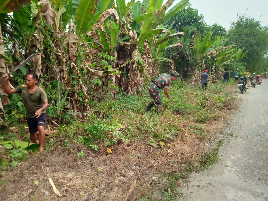 Babinsa Bersama Warga Lakukan Gotong Royong Jaga Kebersihan Lingkungan