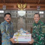 Pangkopassus Anjangsana ke Mantan Panglima TNI Marsekal TNI (Purn) Hadi Tjahjanto