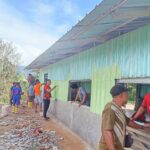 Semangat Gotong Royong, Satgas TMMD 126 Lanjutkan Pengecatan dan Pemasangan Keramik Gereja Advent