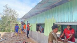 Semangat Gotong Royong, Satgas TMMD 126 Lanjutkan Pengecatan dan Pemasangan Keramik Gereja Advent