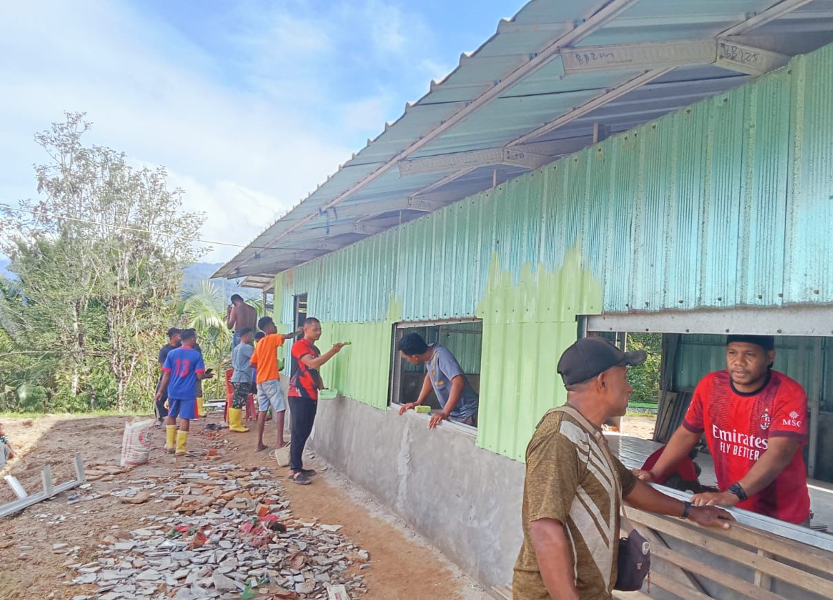 Semangat Gotong Royong, Satgas TMMD 126 Lanjutkan Pengecatan dan Pemasangan Keramik Gereja Advent Semangat Gotong Royong, Satgas TMMD 126 Lanjutkan Pengecatan dan Pemasangan Keramik Gereja Advent