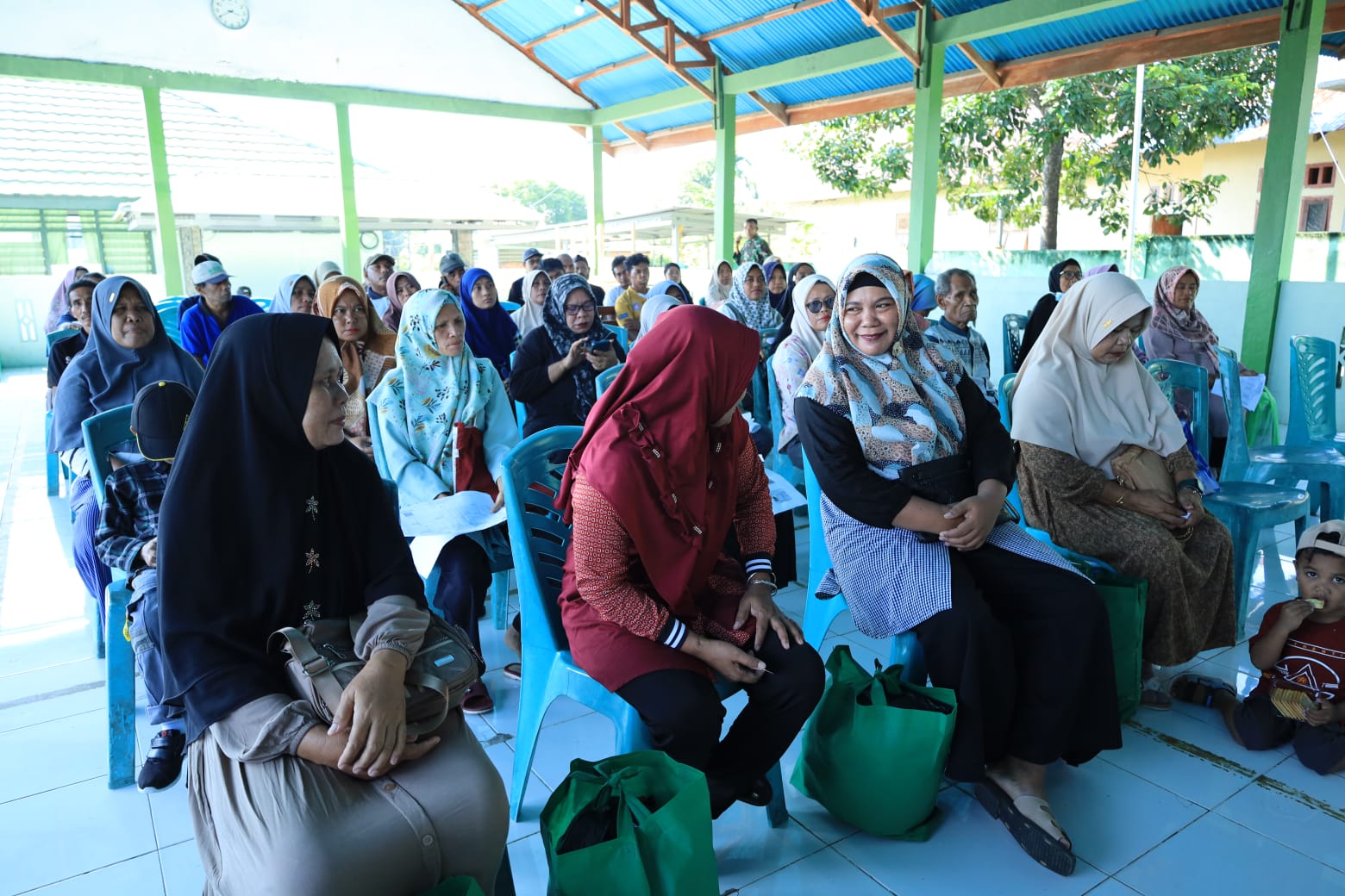 Ratusan Warga Tidore Terima Bantuan Sembako dari Kodim 1505/Tidore