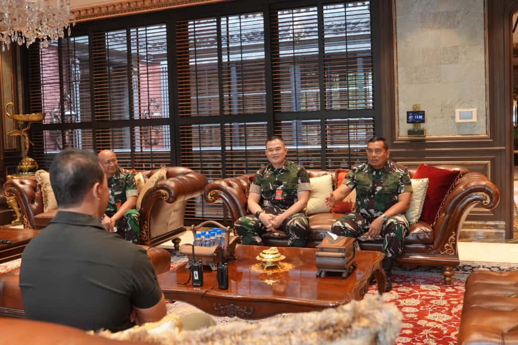 Pangkormar Anjangsana ke Mantan Panglima TNI Jenderal TNI (Purn) Andika Perkasa Pangkormar Anjangsana ke Mantan Panglima TNI Jenderal TNI (Purn) Andika Perkasa