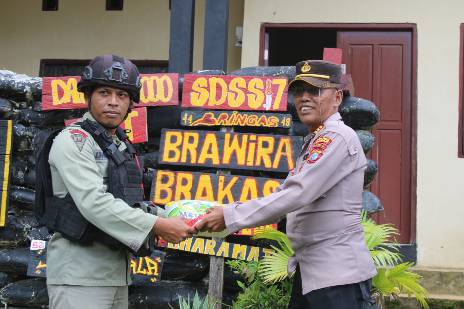 Polres Maybrat Salurkan Bantuan Sembako ke Pos Brimob Ayata dan Pos Aisah di Distrik Aifat Timur dan Aifat Timur Tengah