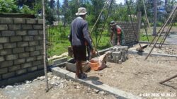 Wujud Kepedulian, Babinsa Serda Ricky Marantika Turun Langsung Bantu Warga Binaan Bangun Rumah Layak Huni