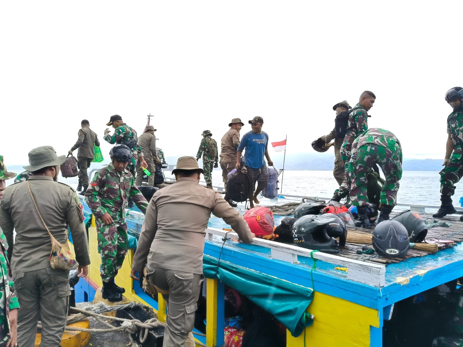 Satgas TMMD Kodim 1505/Tidore Bertolak ke Oba Selatan, Awali Misi Pembangunan Desa Tidore – Personel TNI yang tergabung dalam Satuan Tugas (Satgas) TNI Manunggal Membangun Desa (TMMD) ke-126 Kodim 1505/Tidore bersama personel Satpol PP berangkat menuju lokasi pelaksanaan TMMD dengan menyeberangi laut menggunakan kapal kayu, Senin (6/10/2025). Sebelum keberangkatan, terlebih dahulu dilaksanakan apel pengecekan personel di Pelabuhan Trikora, Kota Tidore Kepulauan. Apel pengecekan tersebut dipimpin oleh WS. Pasi Ter Kodim 1505/Tidore Kapten Inf. Fardy Ruslan. Kegiatan ini bertujuan memastikan kesiapan seluruh personel dan perlengkapan sebelum diberangkatkan ke lokasi sasaran. Usai apel, seluruh personel Satgas TMMD bergerak menuju kapal kayu yang telah disiapkan, untuk menyeberang menuju Pulau Halmahera, tepatnya ke Pelabuhan Paceda, Kota Tidore Kepulauan. Setibanya di Pelabuhan Paceda, personel segera menurunkan perlengkapan dan melanjutkan perjalanan darat menggunakan kendaraan truk dinas milik Kodim 1505/Tidore menuju lokasi pelaksanaan TMMD ke-126 yang berada di Kecamatan Oba Selatan. Kegiatan ini menjadi bagian awal dari rangkaian pelaksanaan TMMD ke-126 yang bertujuan mempercepat pembangunan infrastruktur dan meningkatkan kesejahteraan masyarakat di wilayah pedesaan.*** Satgas TMMD Kodim 1505/Tidore Bertolak ke Oba Selatan, Awali Misi Pembangunan Desa Tidore – Personel TNI yang tergabung dalam Satuan Tugas (Satgas) TNI Manunggal Membangun Desa (TMMD) ke-126 Kodim 1505/Tidore bersama personel Satpol PP berangkat menuju lokasi pelaksanaan TMMD dengan menyeberangi laut menggunakan kapal kayu, Senin (6/10/2025). Sebelum keberangkatan, terlebih dahulu dilaksanakan apel pengecekan personel di Pelabuhan Trikora, Kota Tidore Kepulauan. Apel pengecekan tersebut dipimpin oleh WS. Pasi Ter Kodim 1505/Tidore Kapten Inf. Fardy Ruslan. Kegiatan ini bertujuan memastikan kesiapan seluruh personel dan perlengkapan sebelum diberangkatkan ke lokasi sasaran. Usai apel, seluruh personel Satgas TMMD bergerak menuju kapal kayu yang telah disiapkan, untuk menyeberang menuju Pulau Halmahera, tepatnya ke Pelabuhan Paceda, Kota Tidore Kepulauan. Setibanya di Pelabuhan Paceda, personel segera menurunkan perlengkapan dan melanjutkan perjalanan darat menggunakan kendaraan truk dinas milik Kodim 1505/Tidore menuju lokasi pelaksanaan TMMD ke-126 yang berada di Kecamatan Oba Selatan. Kegiatan ini menjadi bagian awal dari rangkaian pelaksanaan TMMD ke-126 yang bertujuan mempercepat pembangunan infrastruktur dan meningkatkan kesejahteraan masyarakat di wilayah pedesaan.***