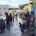 Bantu Kelancaran Operasional Saat Kelangkaan BBM, Babinsa Koramil 1710-02/Timika Bantu Tertibkan Antrian Di SPBU