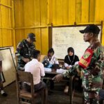 Peduli Kondisi Kesehatan Generasi Penerus Bangsa, Babinsa Koramil 1710-06/Agimuga Dampingi Nakes Pada Kegiatan Pemeriksaan Kesehatan Kepada Pelajar