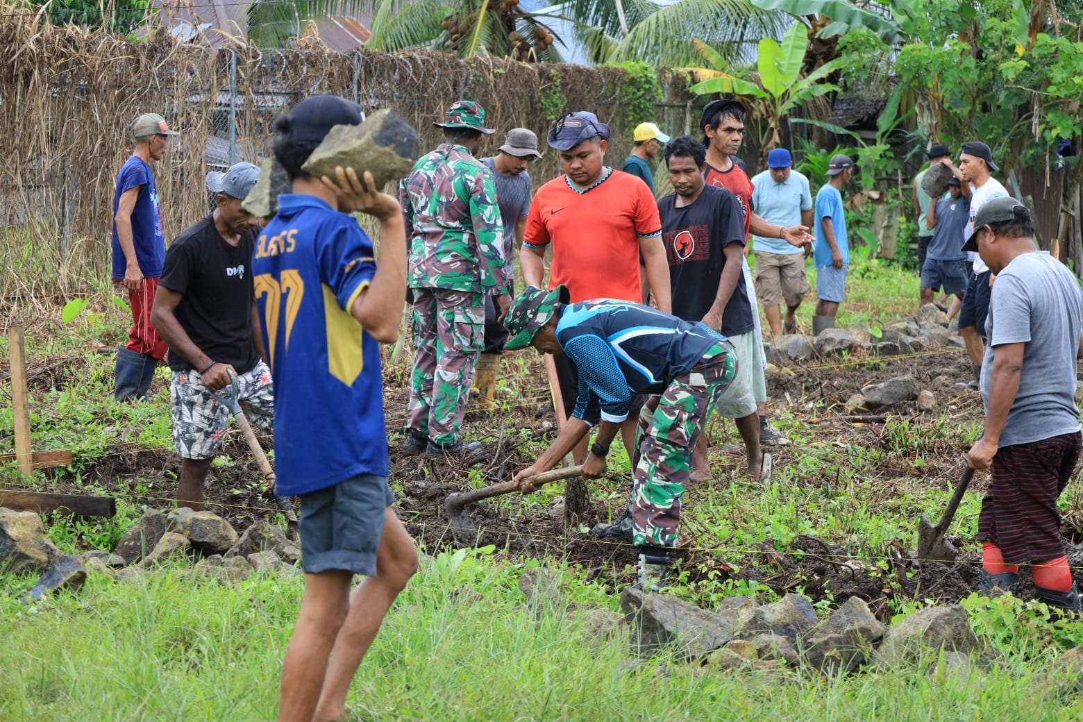 Hari Pertama TMMD ke-126 Kodim 1505/Tidore, Personil Satgas dan Warga Mulai Kerjakan Sasaran Fisik di Desa Wama