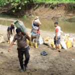 Satgas TMMD Kodim 1505/Tidore Bersama Warga Gotong Royong Ambil Material Pasir Untuk Pembangunan Lapangan Bola Voli