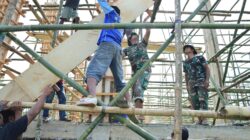 Penuh Semangat, Satgas TMMD Kodim 1505/Tidore dan Warga Gotong Royong Angkat Papan Mal Masjid