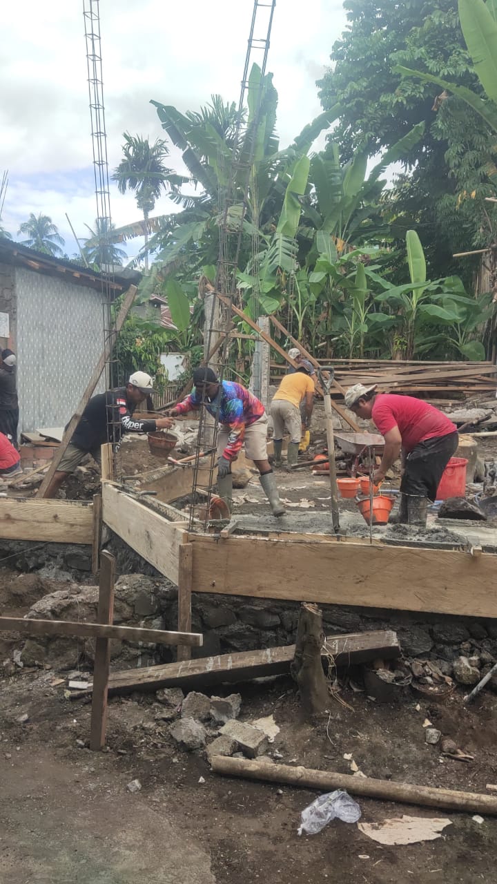 Mapalus Bangkitkan Semangat dan Kebersamaan di Rumah Rosalin Masela Lingkungan Jaga II Kampung Liwutung