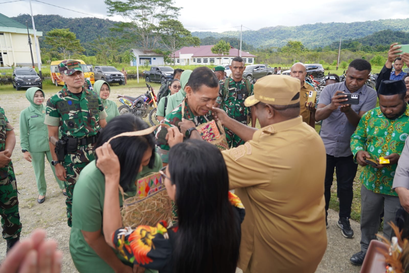 Pangdam XVIII/Kasuari Kunjungi Kabupaten Tambrauw, Perkuat Sinergi dan Tanamkan Semangat “Rakyat Satu Hati Bangun Negeri Pangdam XVIII/Kasuari Kunjungi Kabupaten Tambrauw, Perkuat Sinergi dan Tanamkan Semangat “Rakyat Satu Hati Bangun Negeri