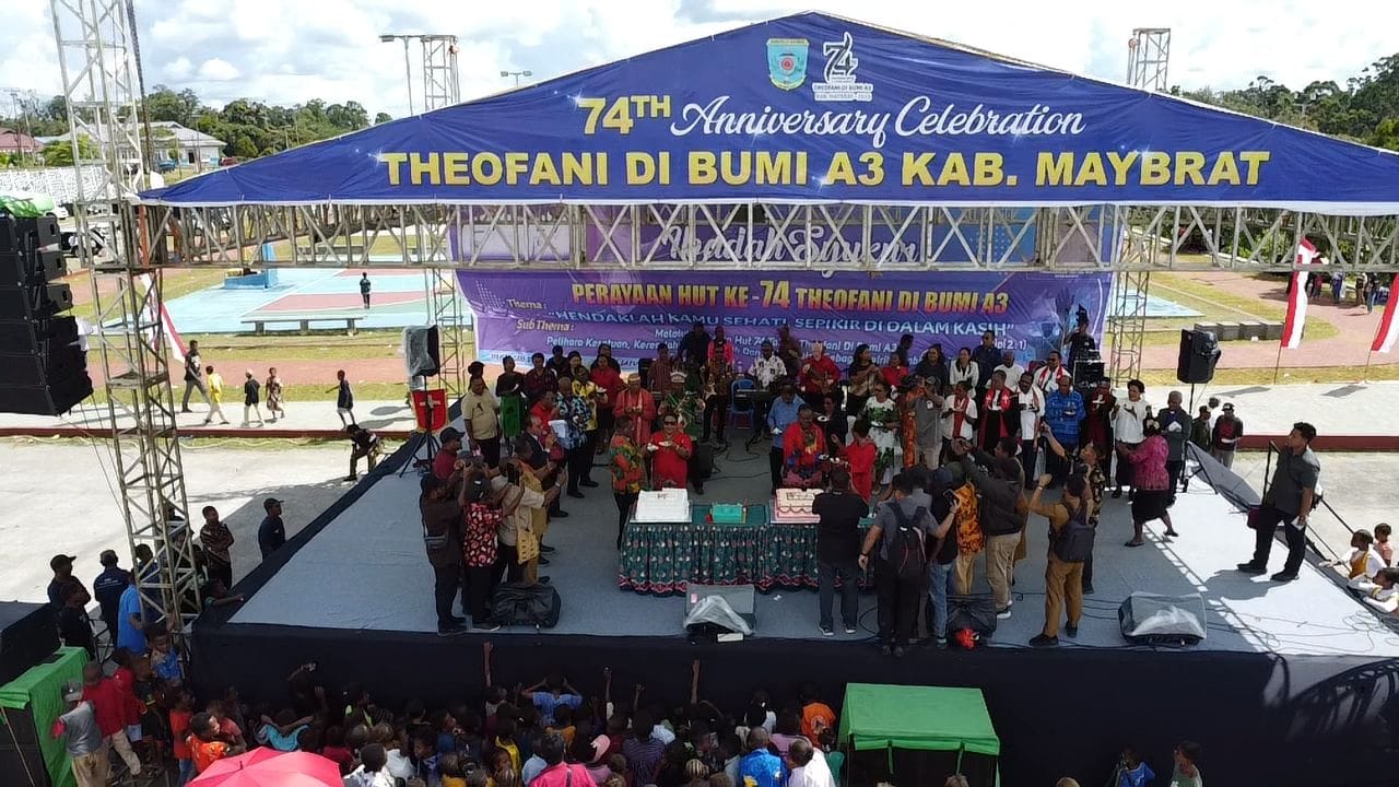 Polres Maybrat Laksanakan Pengamanan Ibadah Syukur HUT Ke-74 Theofani dan Doa Pemulihan di Alun-Alun Faitmayaf