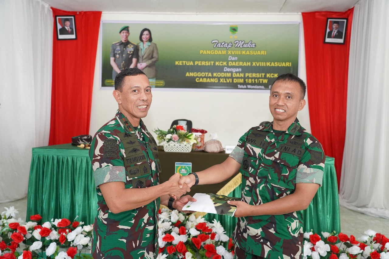 Pangdam Kasuari Kunjungi Kodim 1811/Teluk Wondama : Dorong Prajurit Tetap Semangat dan Dekat dengan Masyarakat Pangdam Kasuari Kunjungi Kodim 1811/Teluk Wondama : Dorong Prajurit Tetap Semangat dan Dekat dengan Masyarakat