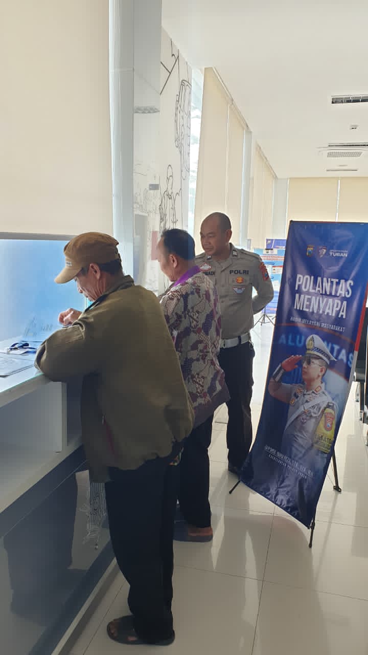 Satlantas Tuban Buka Ruang Dialog, Warga Antusias Bertanya Soal SIM dan STNK