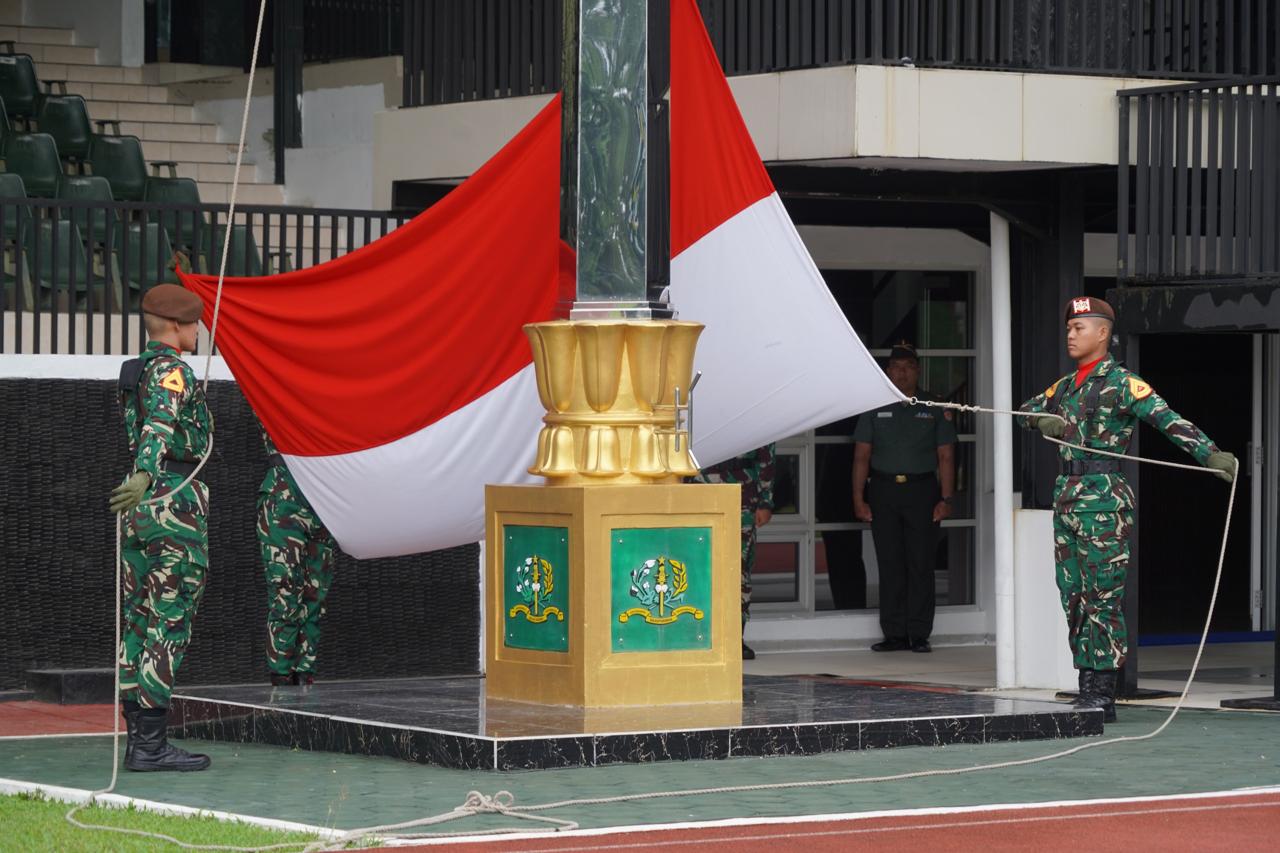 GUBERNUR AKADEMI MILITER PIMPIN UPACARA PERINGATAN HARI SUMPAH PEMUDA KE-97 DI LAPANGAN SAPTA MARGA GUBERNUR AKADEMI MILITER PIMPIN UPACARA PERINGATAN HARI SUMPAH PEMUDA KE-97 DI LAPANGAN SAPTA MARGA