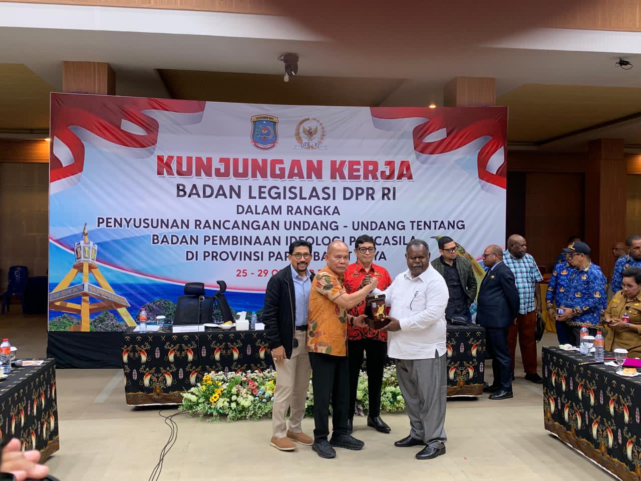 Baleg DPR RI Jaring Aspirasi di Papua Barat Daya, Dorong Penguatan Ideologi Pancasila Lewat RUU Pendidikan BPIP Baleg DPR RI Jaring Aspirasi di Papua Barat Daya, Dorong Penguatan Ideologi Pancasila Lewat RUU Pendidikan BPIP