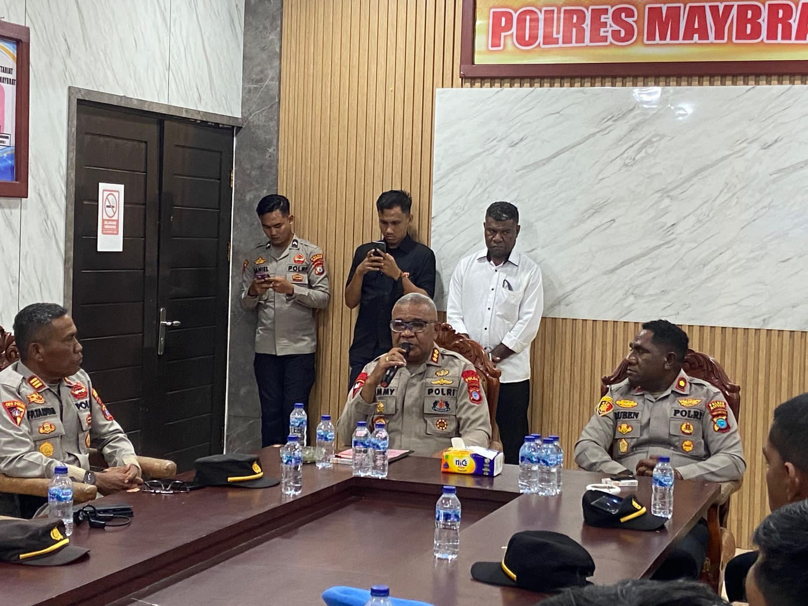 Wakapolda Papua Barat Daya Laksanakan Anev Kinerja Bersama Jajaran Polres Maybrat Wakapolda Papua Barat Daya Laksanakan Anev Kinerja Bersama Jajaran Polres Maybrat