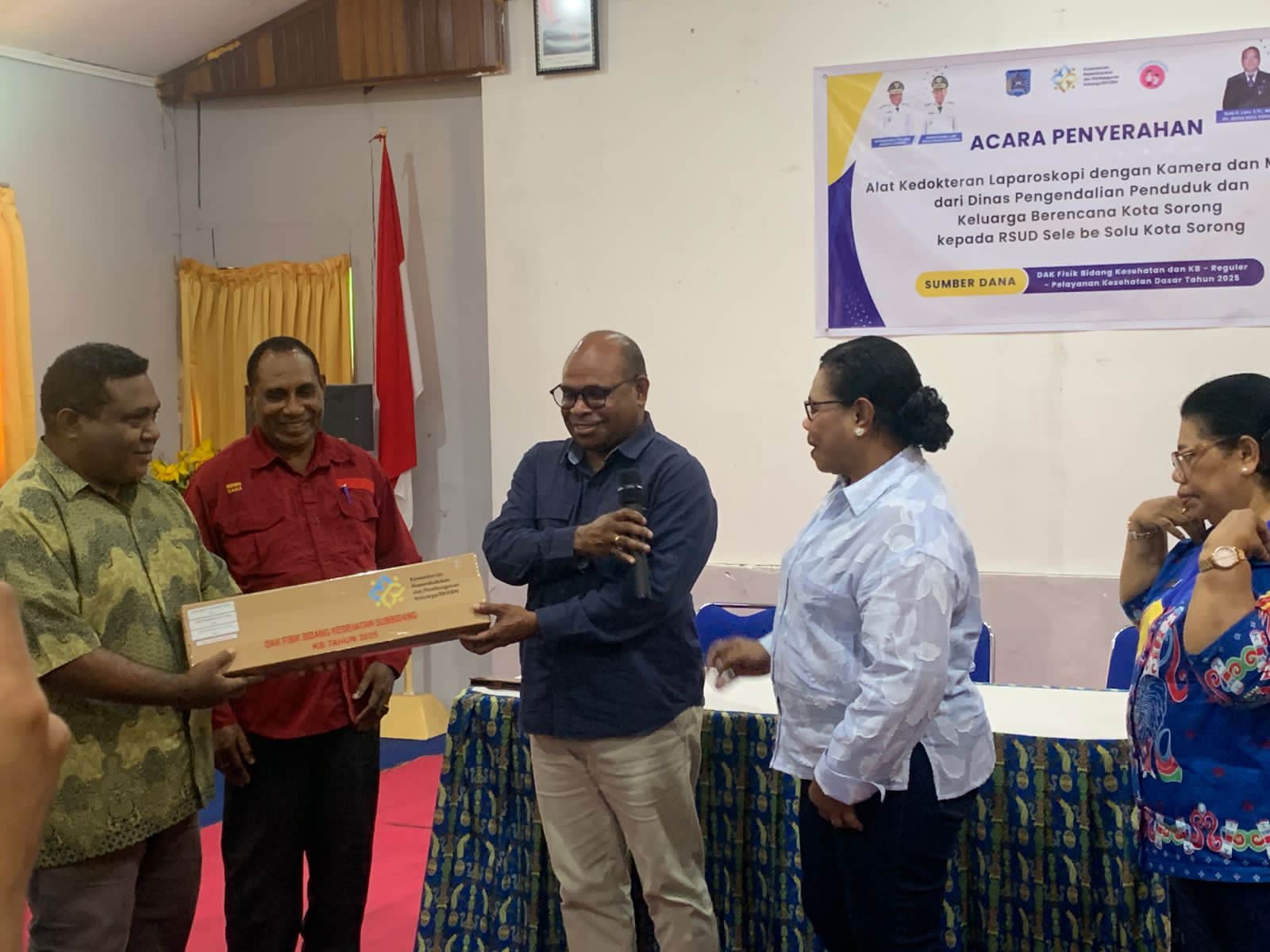 Wali Kota Sorong Serahkan Alat Laparoskopi ke RSUD Selebesolu: Komitmen Majukan Kesehatan dan Fokuskan Pendidikan Gratis untuk Papua Wali Kota Sorong Serahkan Alat Laparoskopi ke RSUD Selebesolu: Komitmen Majukan Kesehatan dan Fokuskan Pendidikan Gratis untuk Papua