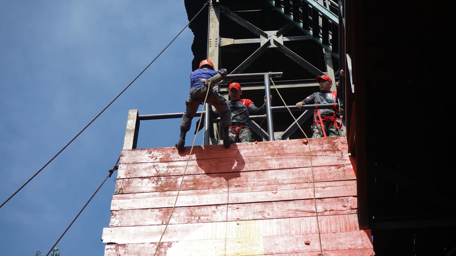 Penuh Keberanian, Siswa Gapura Panca Waluya Batch VI Tuntaskan Materi Rintangan Penuh Keberanian, Siswa Gapura Panca Waluya Batch VI Tuntaskan Materi Rintangan
