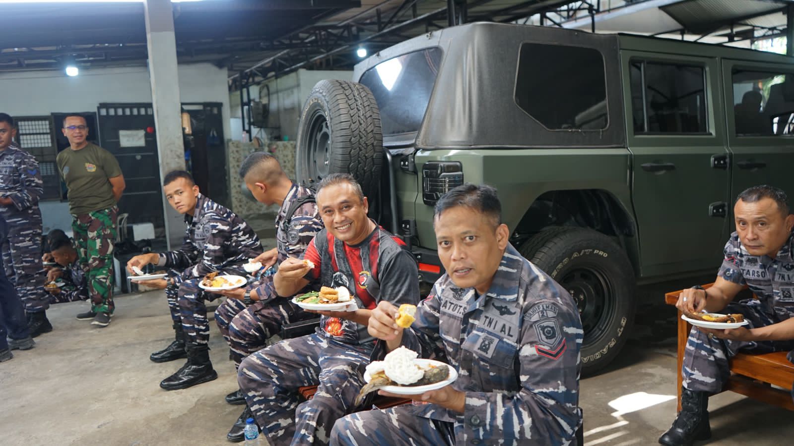 Jalin Silaturahmi dan Pererat Kekeluargaan, Prajurit Kompi Markas Yonif 2 Marinir Laksanakan Makan Bersama Jalin Silaturahmi dan Pererat Kekeluargaan, Prajurit Kompi Markas Yonif 2 Marinir Laksanakan Makan Bersama