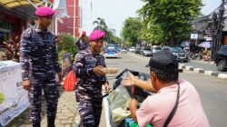 Berbagi Kebaikan Kepada Masyarakat Sekitar, Prajurit Yonif 2 Marinir Laksanakan Kegiatan Rutin Jumat Berkah